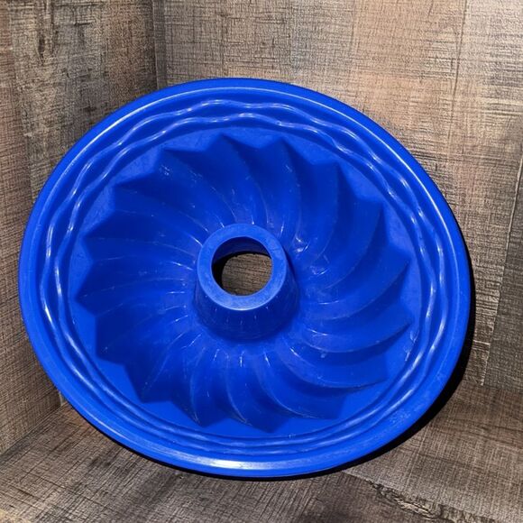 Silicone Bundt cake Pan- OS - Picture 2 of 4